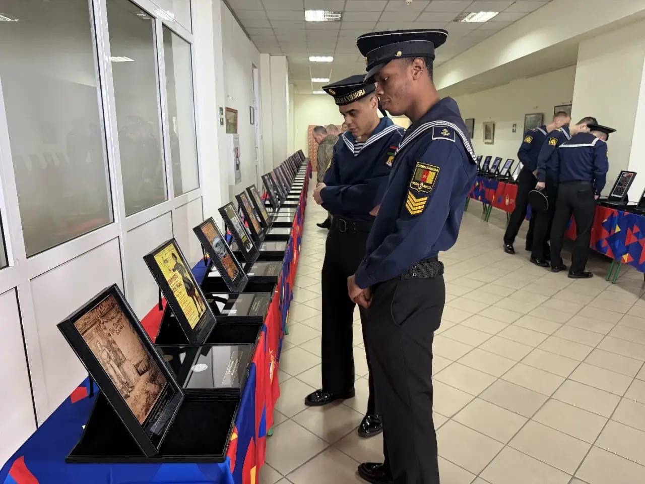 В Черноморском высшем военно-морском орденов Нахимова и Красной Звезды училище имени П.С.Нахимова прошла выставка олимпийских медалей 