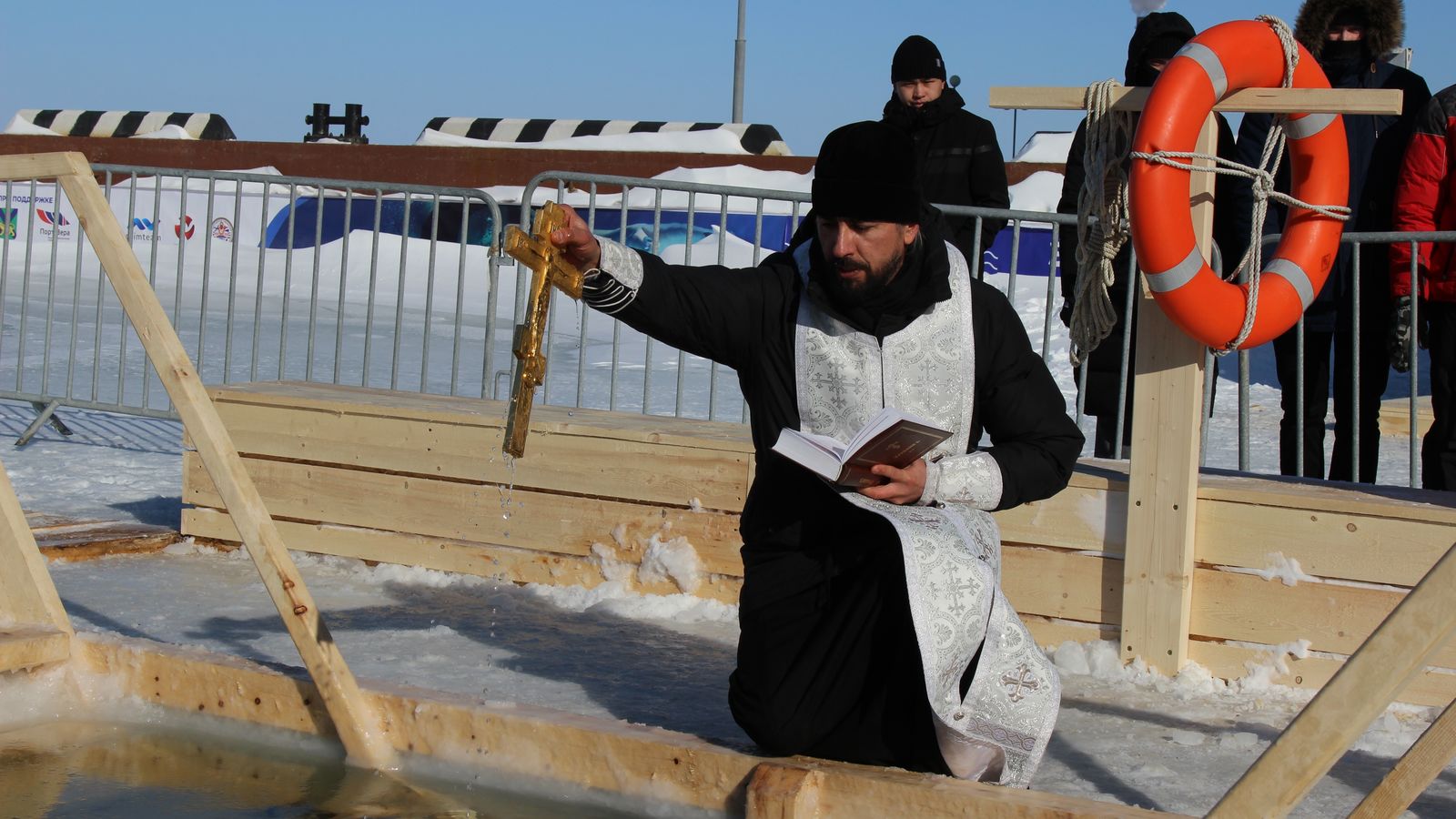 На водно-спортивной станции СЦМиФП (г. Владивосток) филиала ЦСКА/Хабаровск в купель окунулись более 100 военнослужащих ТОФ