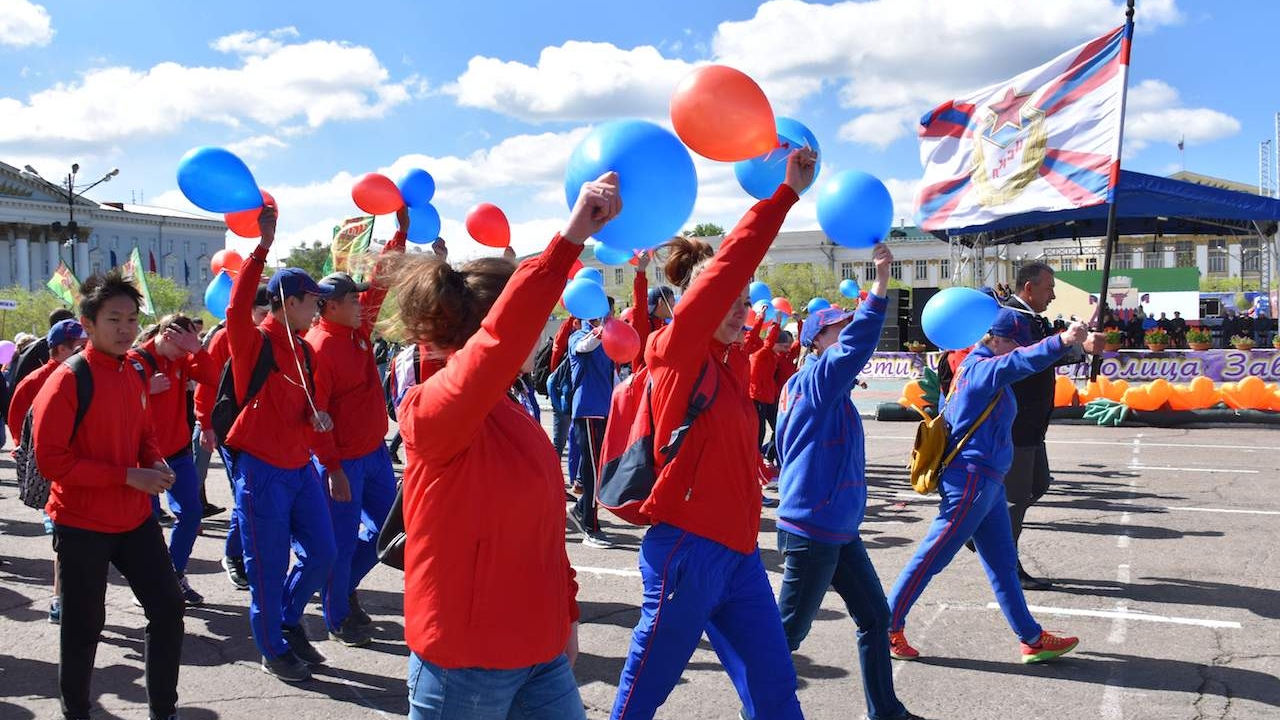 Спортсмены ЦСКА поздравили горожан с днем рождения Читы