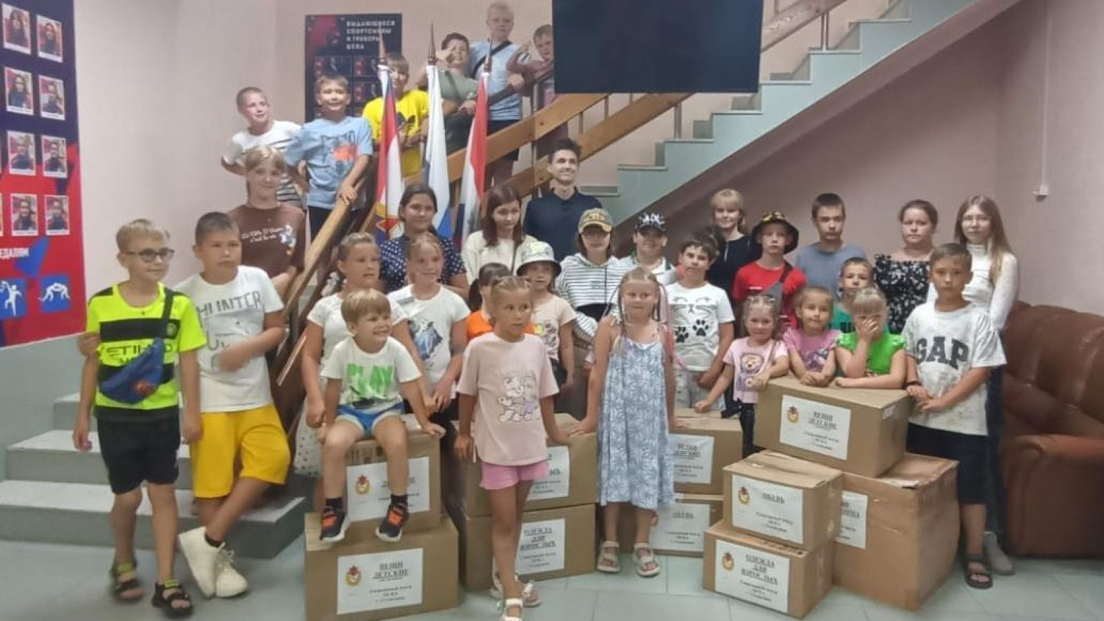 В ГЕЛЕНДЖИКСКОМ СПОРТЦЕНТРЕ ЦСКА СОБРАЛИ ВЕЩИ ДЛЯ ДЕТЕЙ ИЗ ПРИФРОНТОВЫХ РАЙОНОВ ДОНБАССА