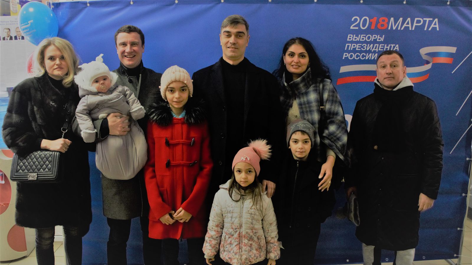 Начальник ЦСКА полковник Артем Громов вместе с семьей посетил избирательный участок в Москве