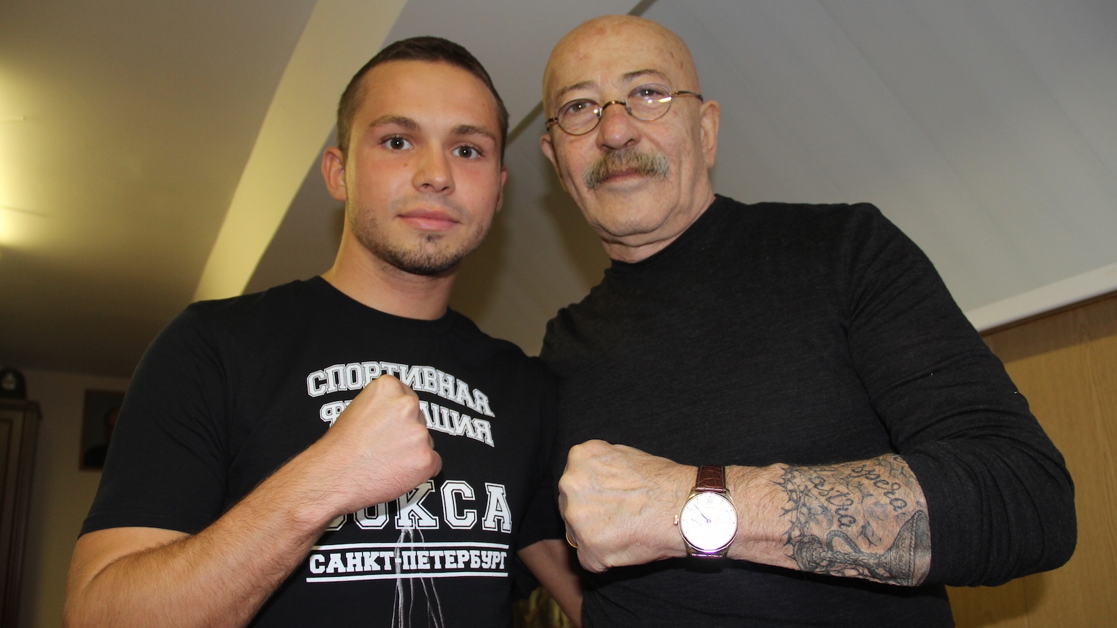 Народный артист России Александр Розенбаум поздравил армейских боксёров с победой на чемпионате города