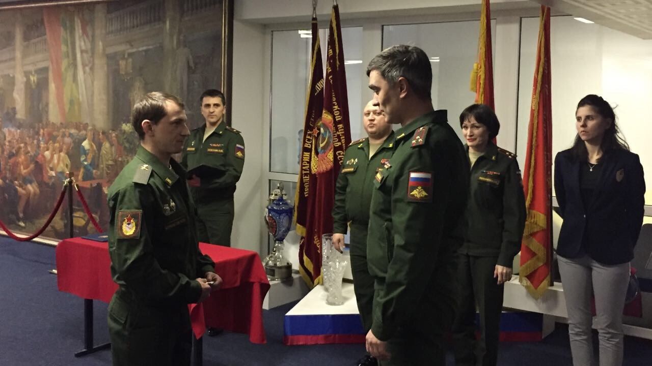 Начальник ЦСКА Артем Громов вручил погоны тренерам спортивных команд