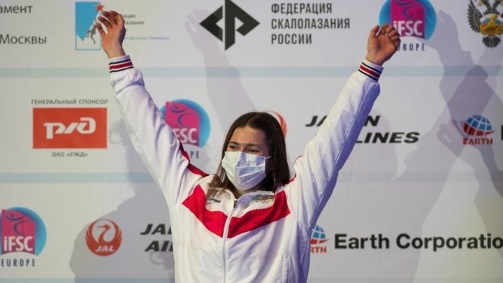 «Дубль» Виктории Мешковой: Армейская спортсменка завоевала второе «золото» чемпионата Европы по скалолазанию в трудности