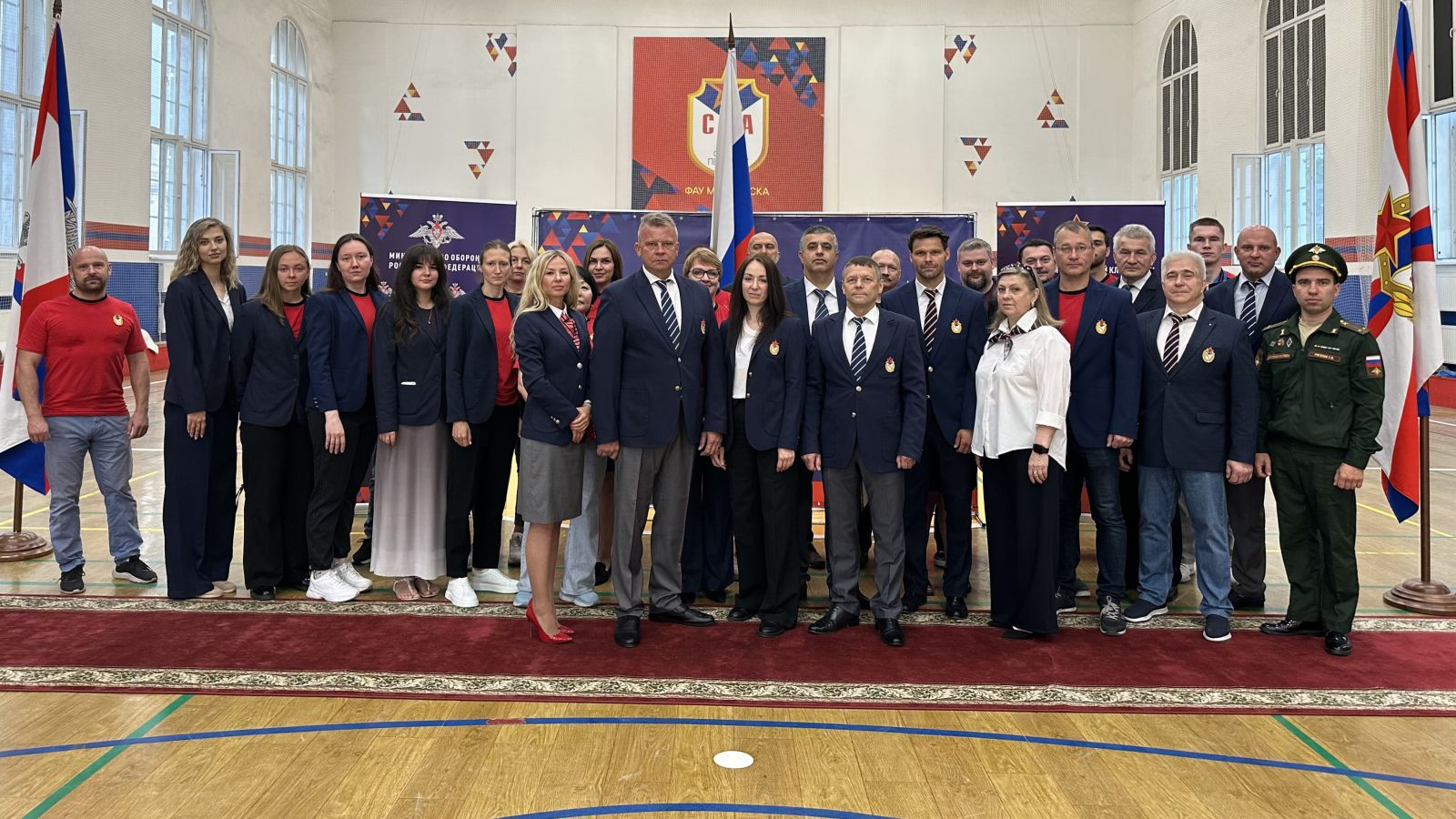 В Санкт-Петербурге прошло торжественное построение, приуроченное к празднованию Дня физкультурника