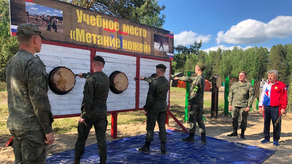 Тренер ЦСКА провел мастер-класс по метанию малой пехотной лопаты и спортивных ножей на Всеармейском конкурсе «Аварийный район»