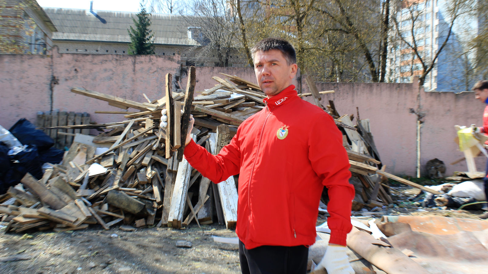 Армейский трудовой десант. На спортивных объектах филиала ЦСКА/Смоленск прошёл субботник