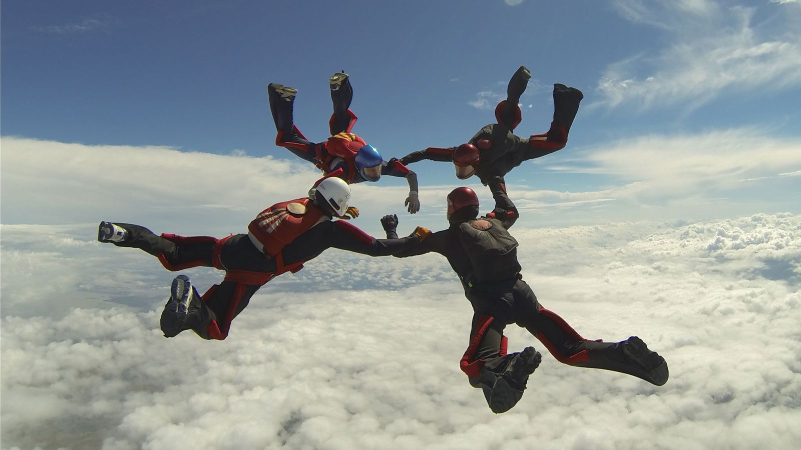 Военнослужащие женской сборной России открыли состязание по одиночной акробатике на чемпионате мира по парашютному спорту