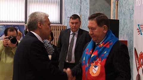 Губернатору Курской области Александру Михайлову вручили шарф ЦСКА