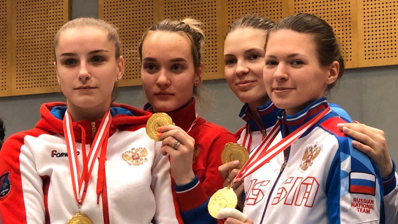 Рапиристки ЦСКА/Санкт-Петербург Ангелина Кононова Елена Петрова и Александра Сундучкова выиграли «золото» на этапе юниорского Кубка мира в составе команды
