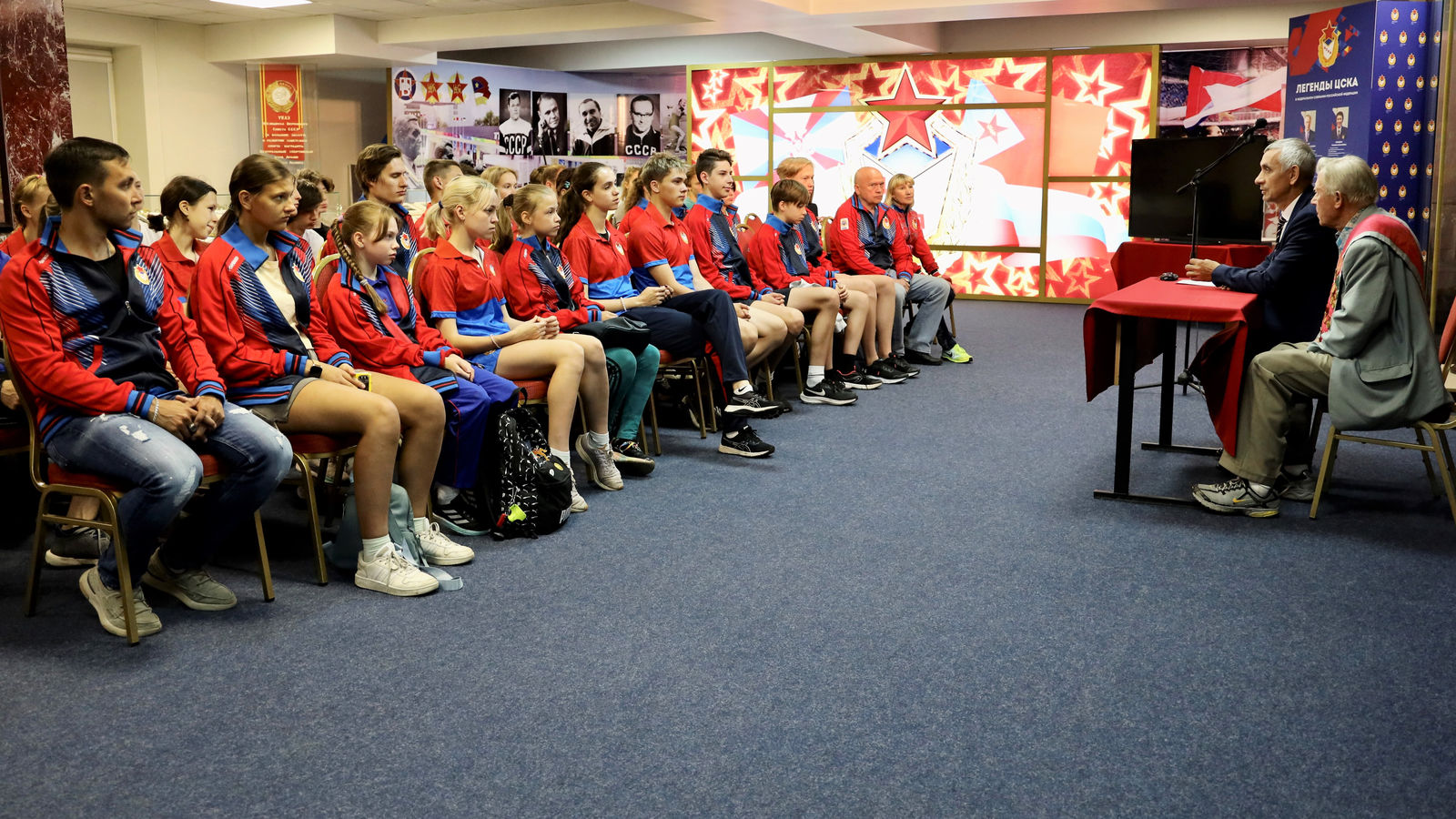 Юные легкоатлеты ЦСКА встретились с известным армейским бегуном Виктором Васильевичем Байковым