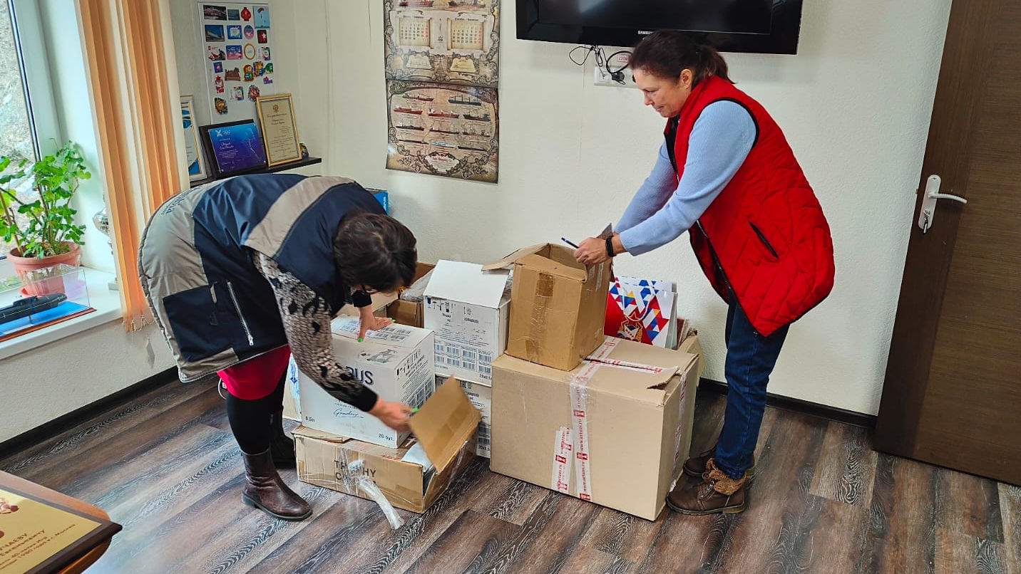 Сотрудники СЦМиФП (г. Владивосток) филиала ЦСКА/Хабаровск и ветераны спорта передали очередной гуманитарный груз для участников СВО