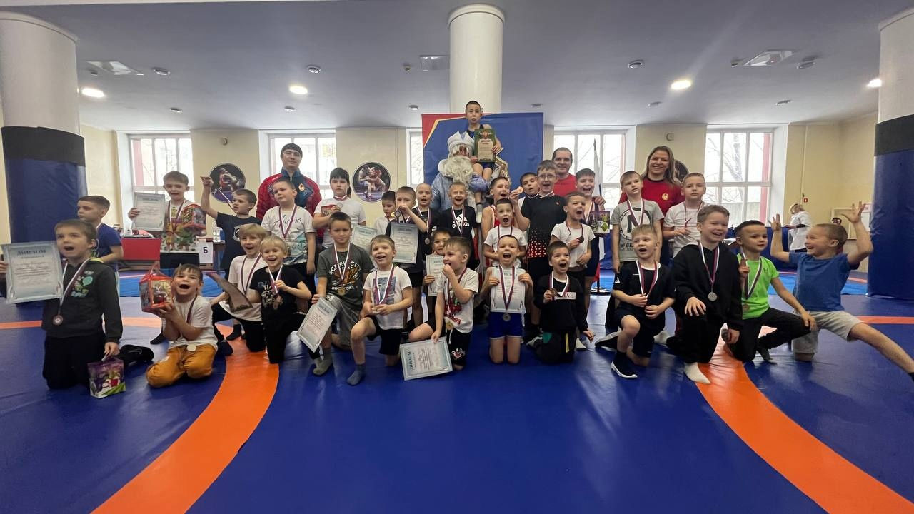 Дед Мороз стал гостем новогодних городских турниров по дзюдо и греко-римской борьбе в ЦСКА/Самара