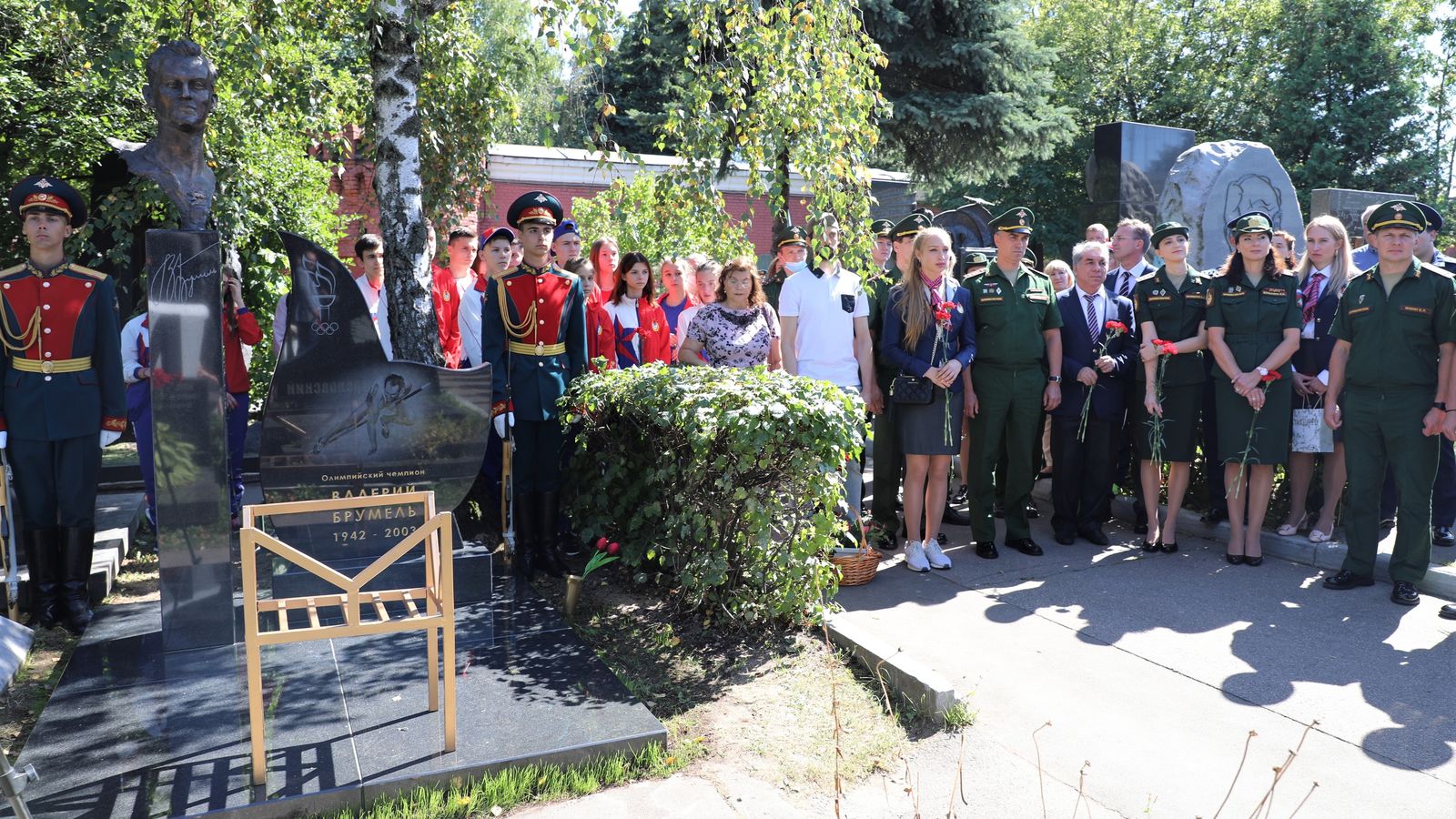 «На взлёте»: На Новодевичьем кладбище открыли памятник олимпийскому чемпиону в прыжке в высоту Валерию Брумелю