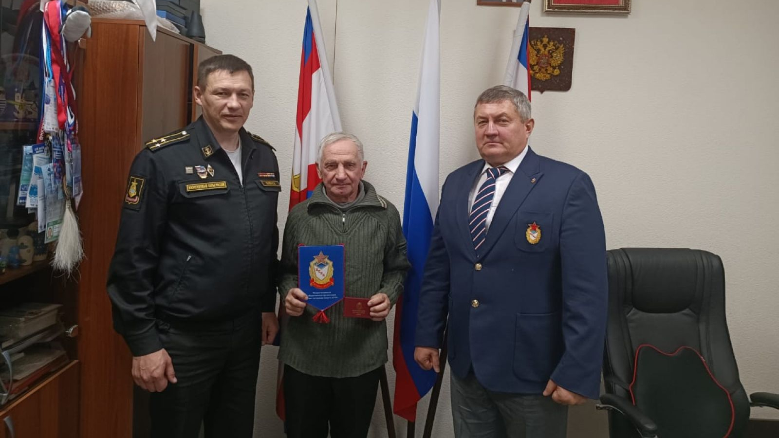 Ветеранам спорта ЦСКА во Владивостоке вручили удостоверения и значки членов регионального отделения организации