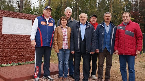 Биатлонистка Надежда Таланова открыла монумент бойцам-лыжникам в Смоленской области
