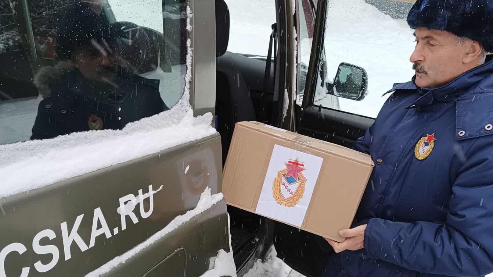 Представители командования филиала ЦСКА/Хабаровск собрали и доставили гуманитарную помощь в 301-й военный клинический госпиталь ВВО