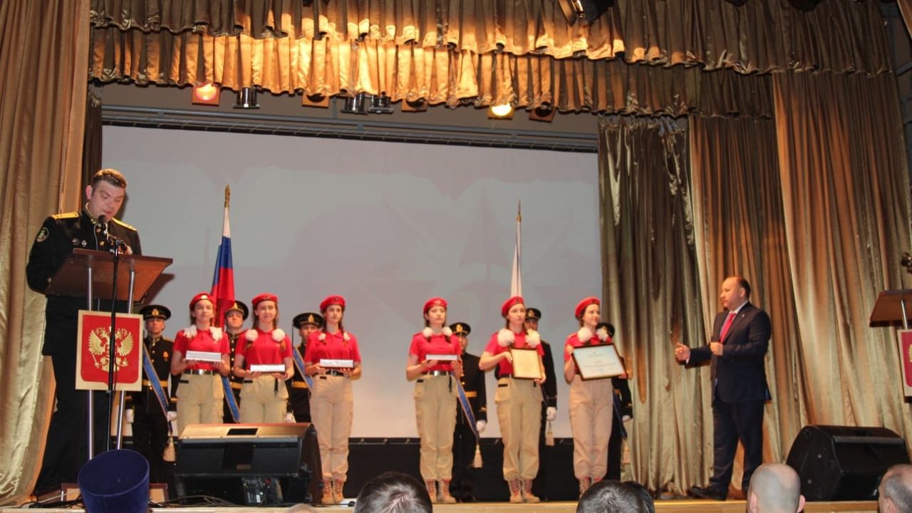 На торжественном собрании в честь Дня защитника Отечества юнармейцам СОК (г. Вилючинск) филиала ЦСКА/Хабаровск доверили стоять в почетном карауле