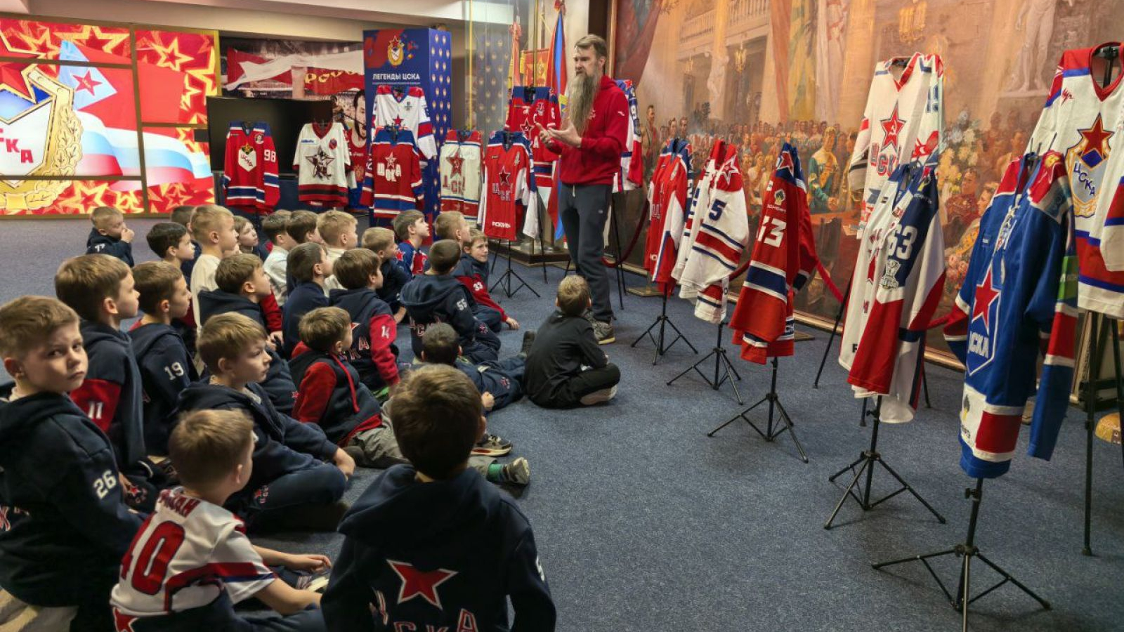 В музее ЦСКА прошла экскурсия для юных хоккеистов