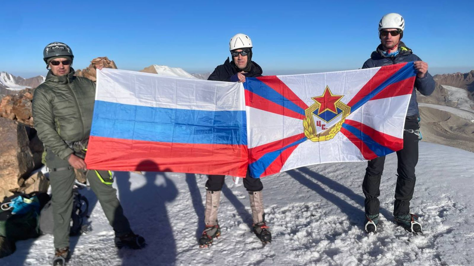 Спортсмены ЦСКА совершили восхождение на пик ЦДКА в честь 80-летия Победы в Великой Отечественной войне