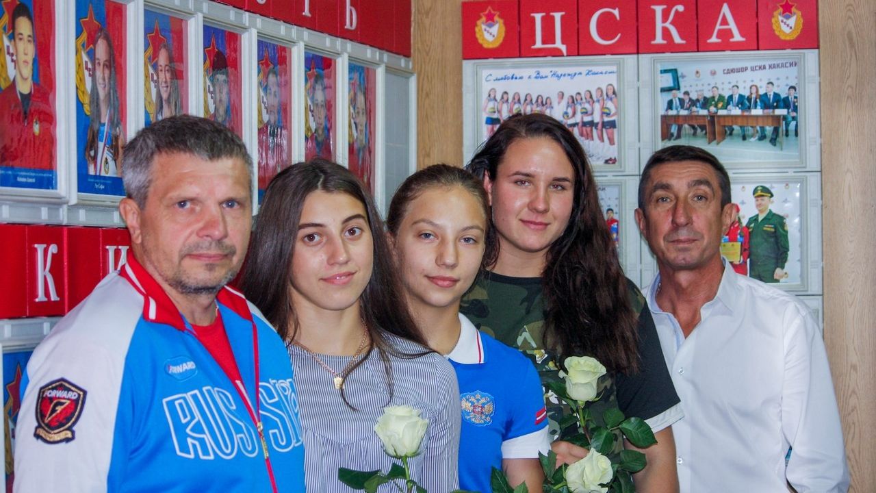 Директор СШОР ЦСКА в Хакасии поздравил кикбоксеров с присвоением звания «Мастер спорта»