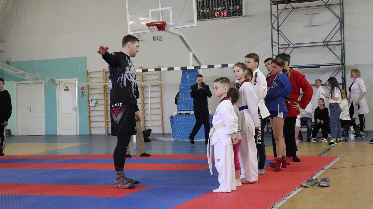 В канун Дня Победы в гостях у спортсменов СОК (г. Вилючинск) филиала ЦСКА/Хабаровск побывал чемпион Fight Nights Владимир Минеев