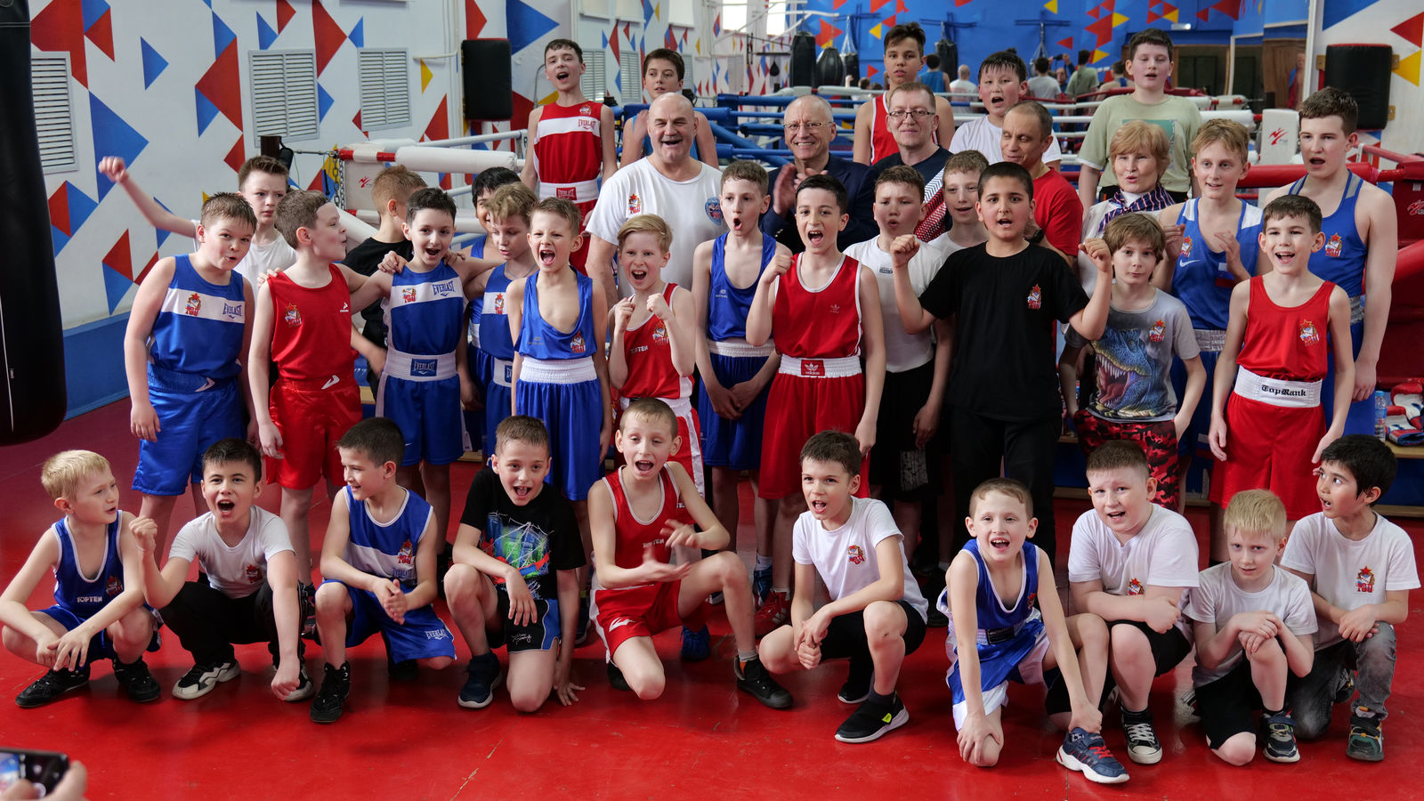 С юными боксёрами СШ (ОРК) филиала ЦСКА/Хабаровск провёл занятие олимпийский чемпион Вячеслав Яновский