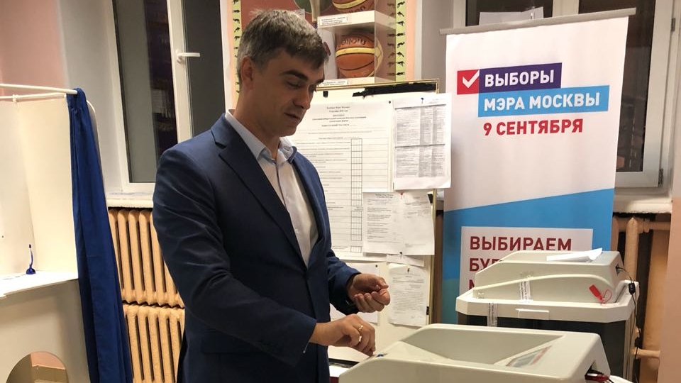 Начальник ЦСКА полковник Артем Громов посетил избирательный участок в Москве