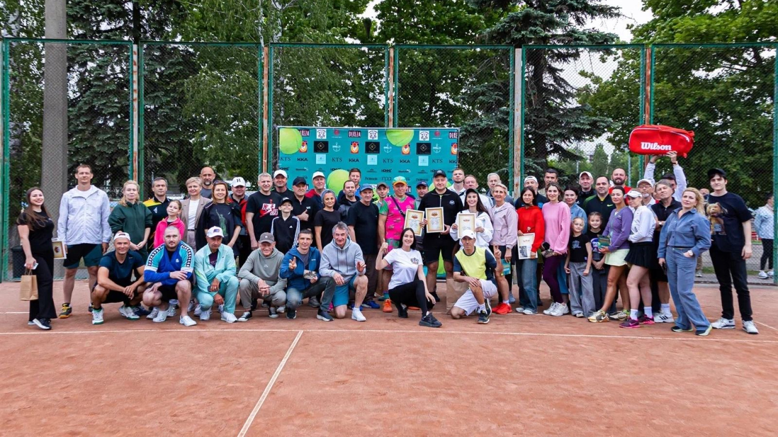 На базе Ростовского филиала ЦСКА проходит открытый чемпионат ЮФО по теннису среди ветеранов