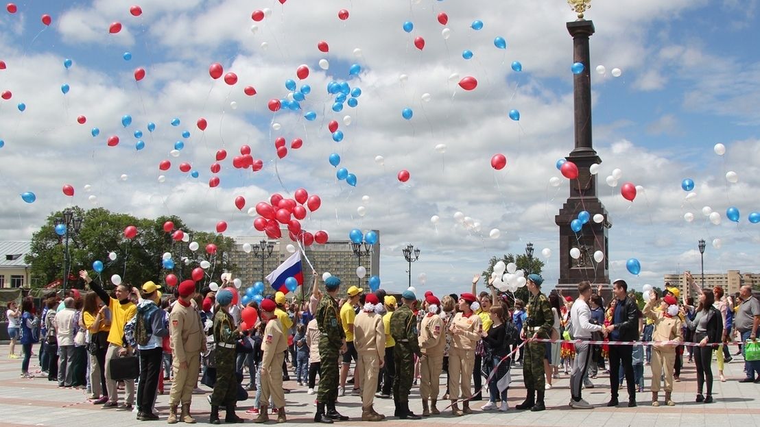 Воспитанники и юнармейцы СШ (ОРК) ЦСКА (г. Хабаровск) и их родители приняли участие во флешмобе в День России