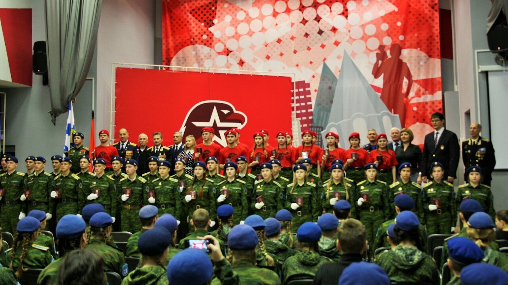 Юнармейцев ЦСКА/Самара наградили медалями за участие в Параде памяти