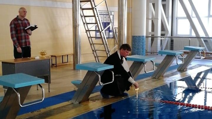 Иерей Димитрий в канун Крещения Господня освятил воду в бассейне СК «Океан» (г. Вилючинск) филиала ЦСКА/Хабаровск
