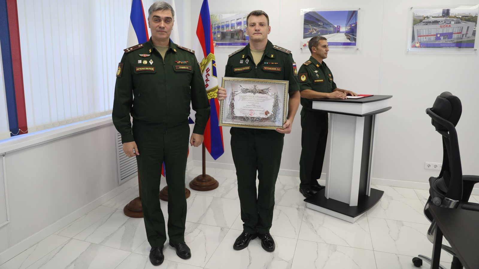 Начальник ЦСКА полковник Артем Громов провел награждение среди сотрудников