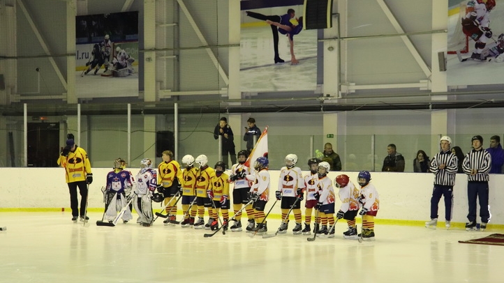 В СК «Океан» (г. Вилючинск) филиала ЦСКА г. Хабаровск прошел спортивный праздник «Люблю папу маму и хоккей»