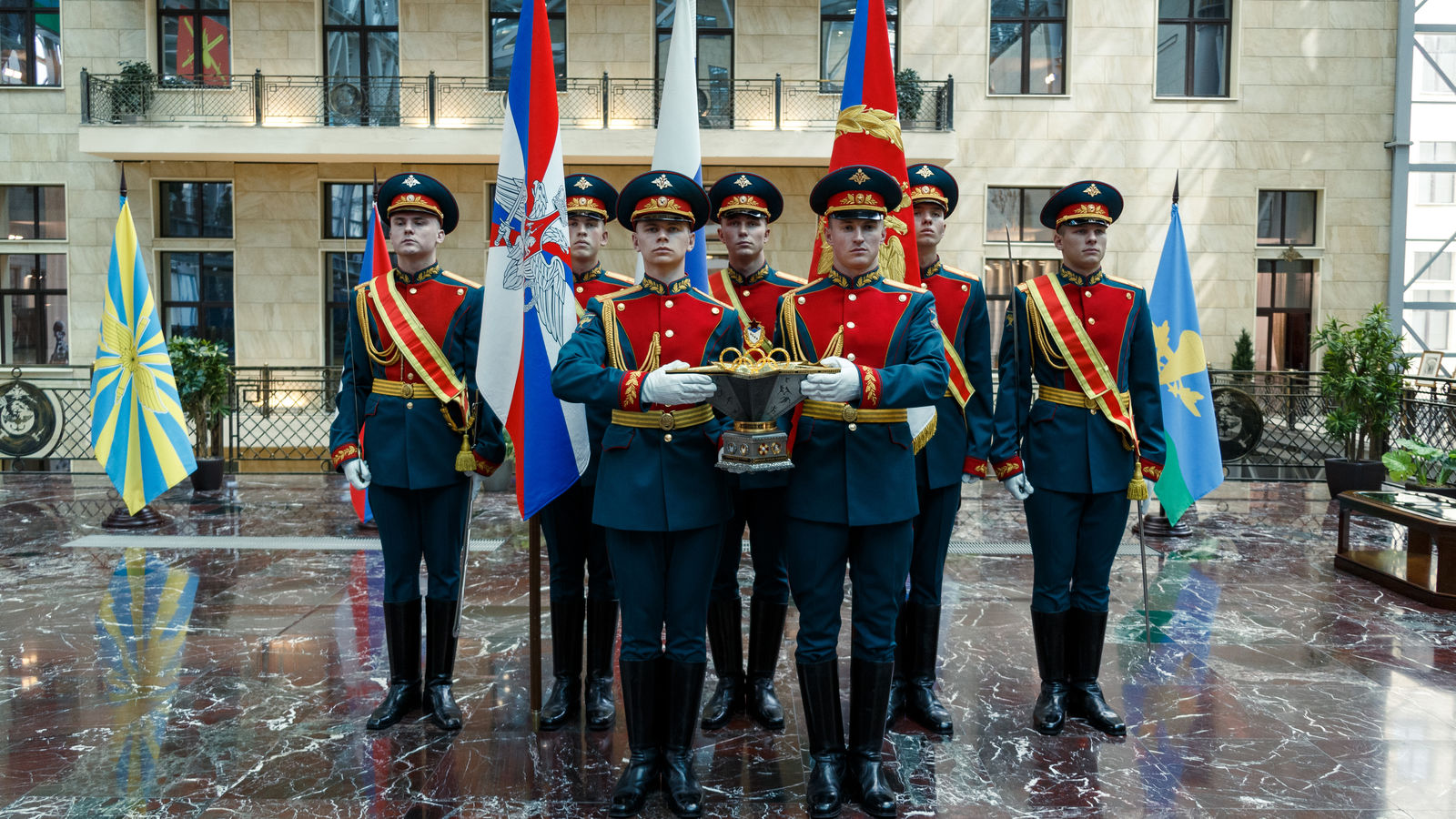 Министр обороны РФ вручил Центральному спортивному клубу Армии полковую чашу