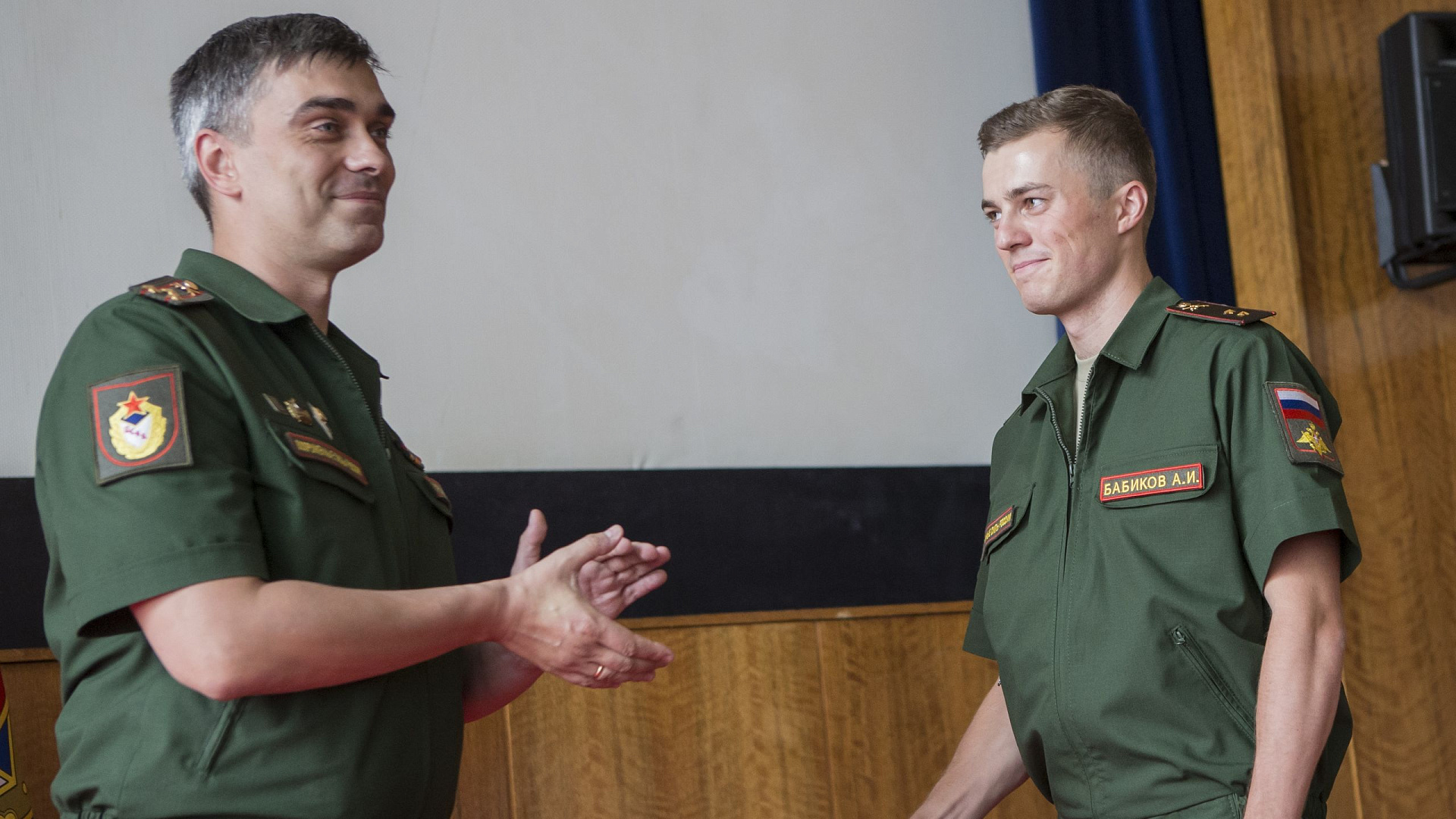 Начальник ЦСКА полковник Артем Громов вручил биатлонисту Антону Бабикову погоны лейтенанта