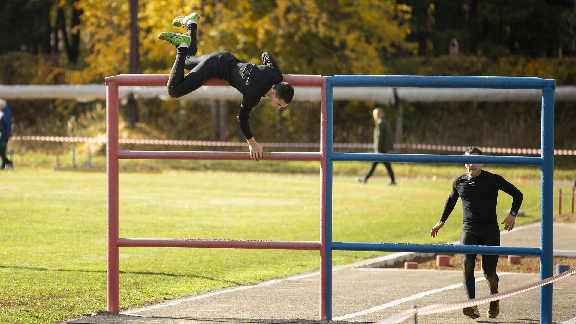 Спортсмен ЦСКА Алексей Крылов вышел в лидеры в индивидуальном зачете чемпионата ВС РФ по международному военному пятиборью после третьего вида – полосы препятствий