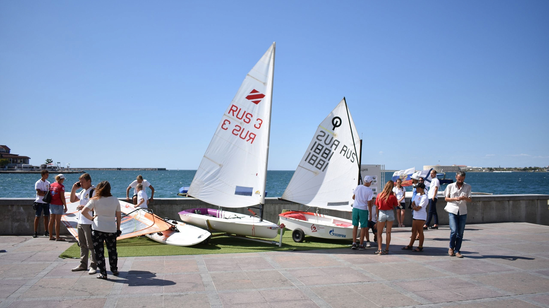 Экспозицию спортивного оборудования для парусного спорта провели на центральной набережной Севастополя спортсмены СШ ЦСКА