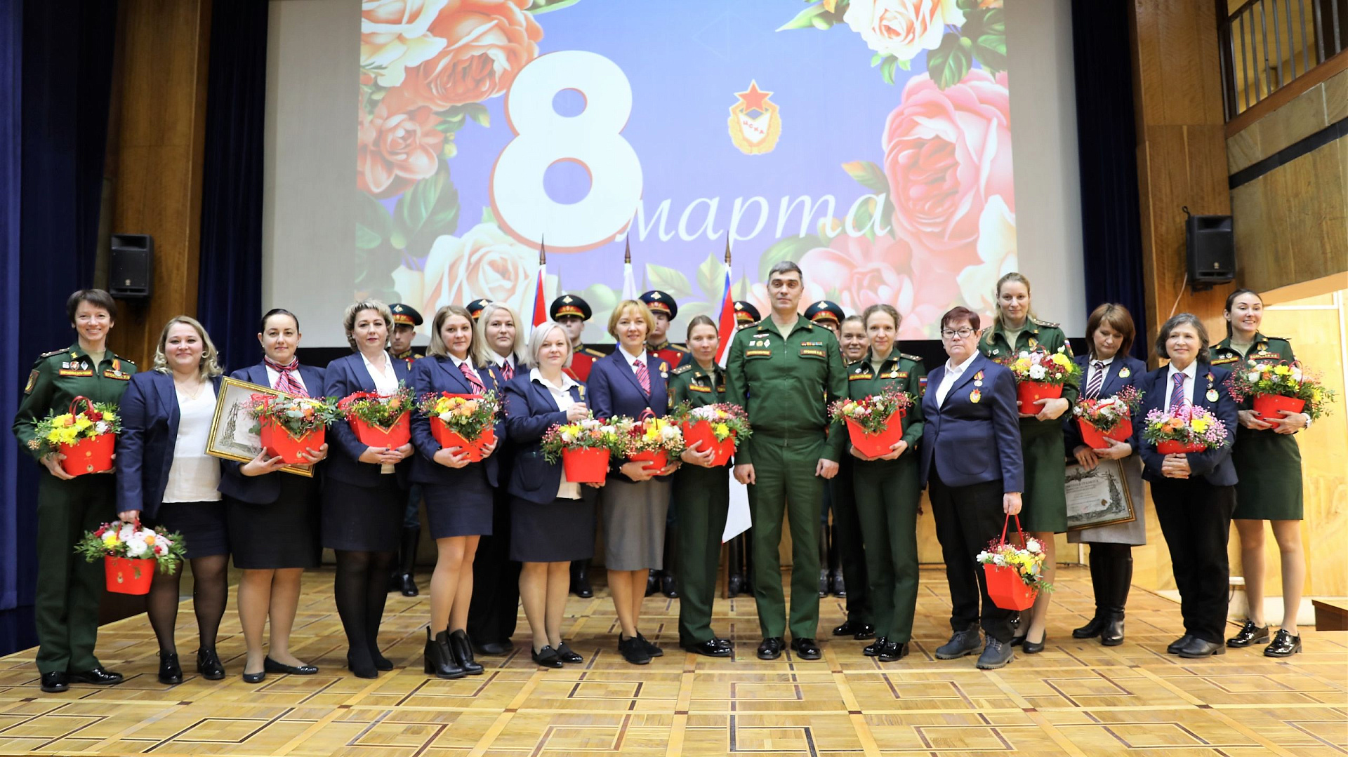 Начальник ЦСКА полковник Артем Громов поздравил сотрудниц армейского Клуба с наступающим Международным женским днём