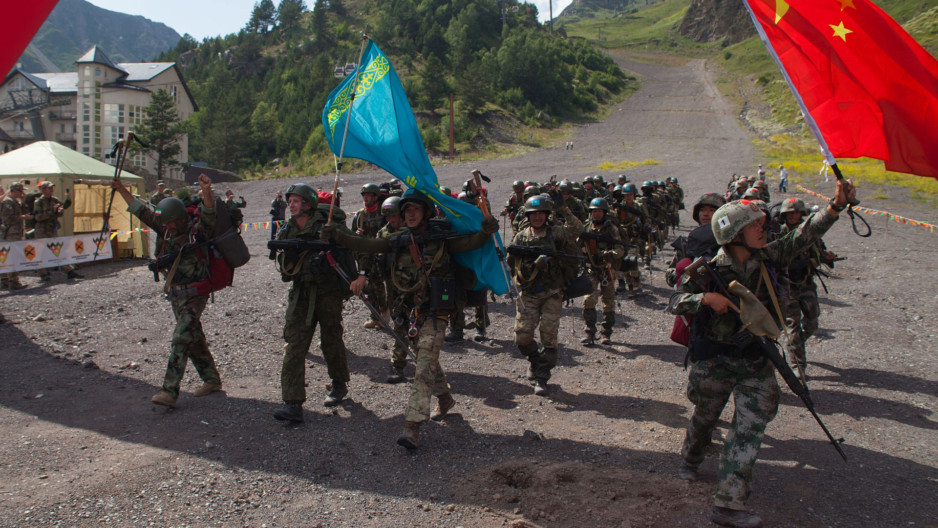 Российские военнослужащие опередили команду Китая на 3886 очков и стали победителями Международного конкурса «Эльбрусское кольцо-2016»