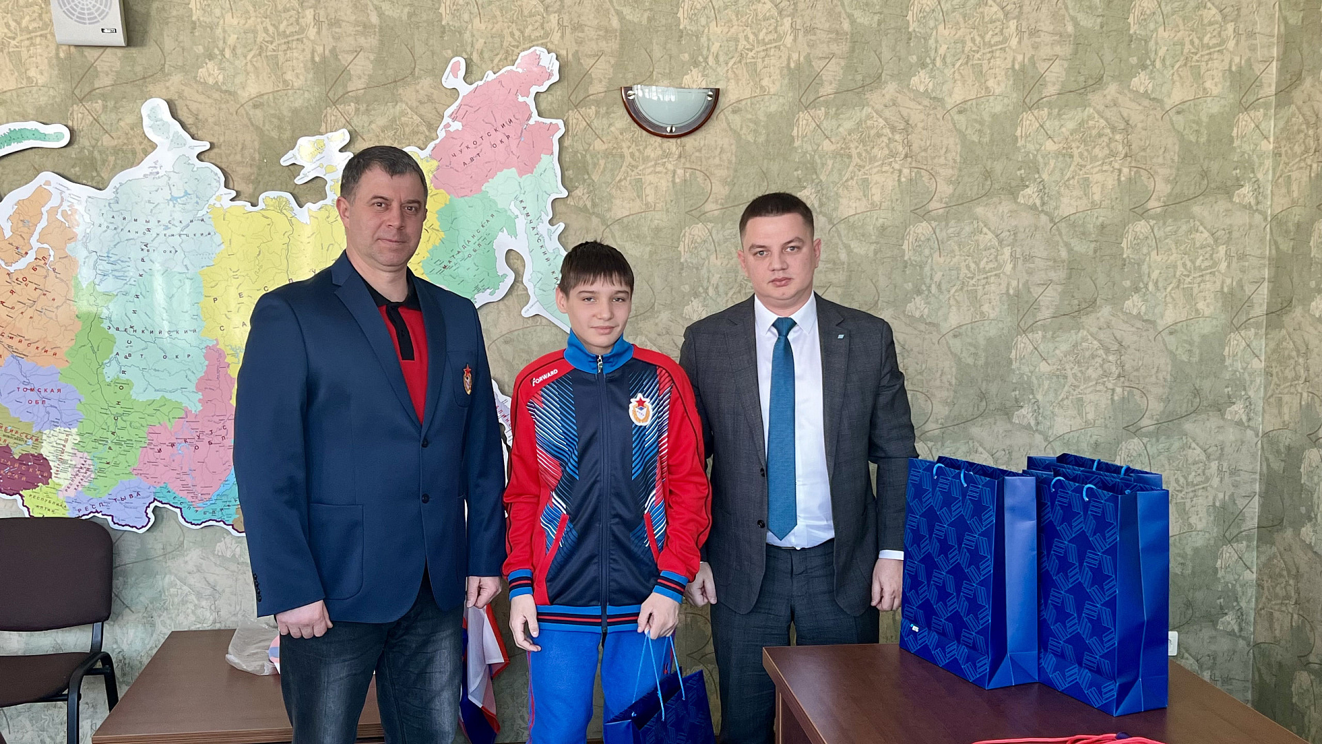 ВОСПИТАННИКОВ СШ(ОРК) «ЦСКА-САМАРА» ОТОБРАННЫХ НА ПЕРВЕНСТВО РОССИИ ПО СПОРТИВНОЙ БОРЬБЕ (ГРЕКО-РИМСКОЙ) ПОЗДРАВИЛИ ЗАМЕСТИТЕЛЬ НАЧАЛЬНИКА САМАРСКОГО ФИЛИАЛА ЦСКА И ПРЕДСТАВИТЕЛЬ БАНКА ВТБ