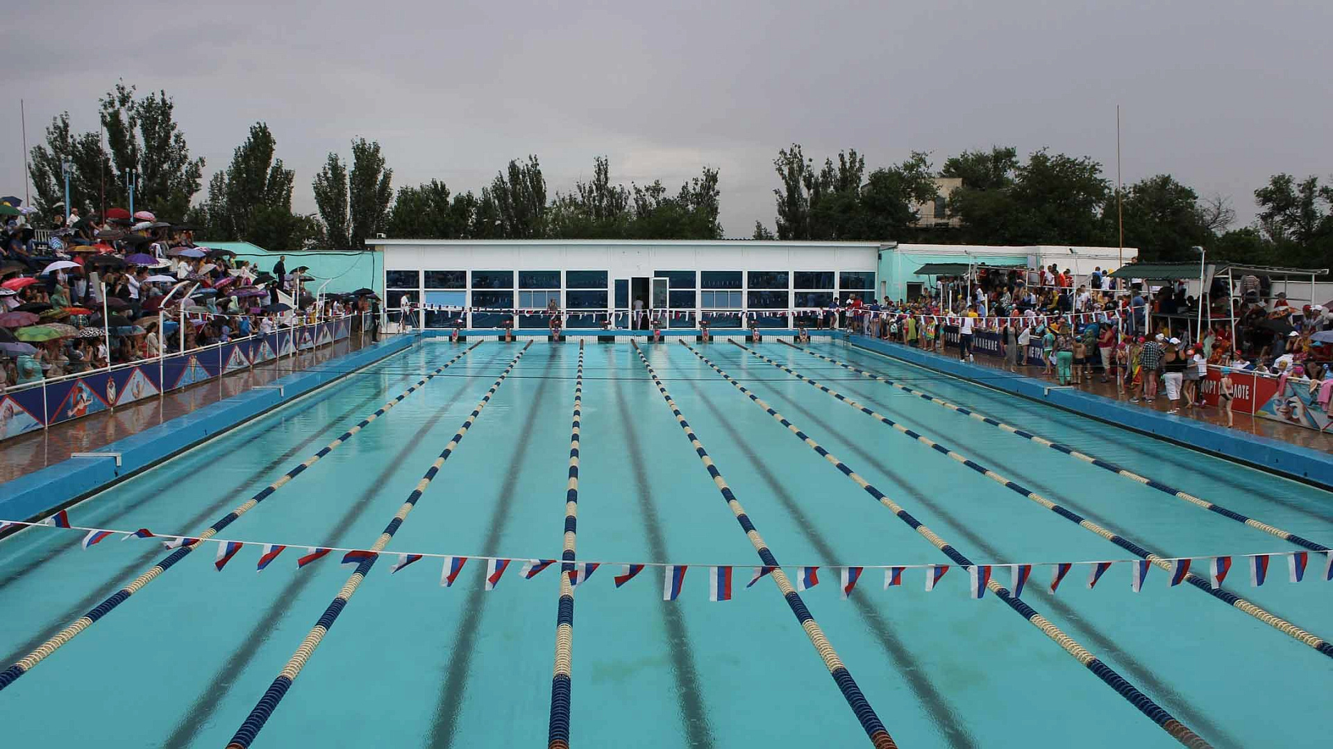 День защиты детей в Астрахани отметили в бассейне