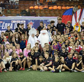 Центральный день «Регби-Елки ЦСКА» состоялся в Москве, все участники и гости получили поздравления от Деда Мороза и Снегурочки и подарки!