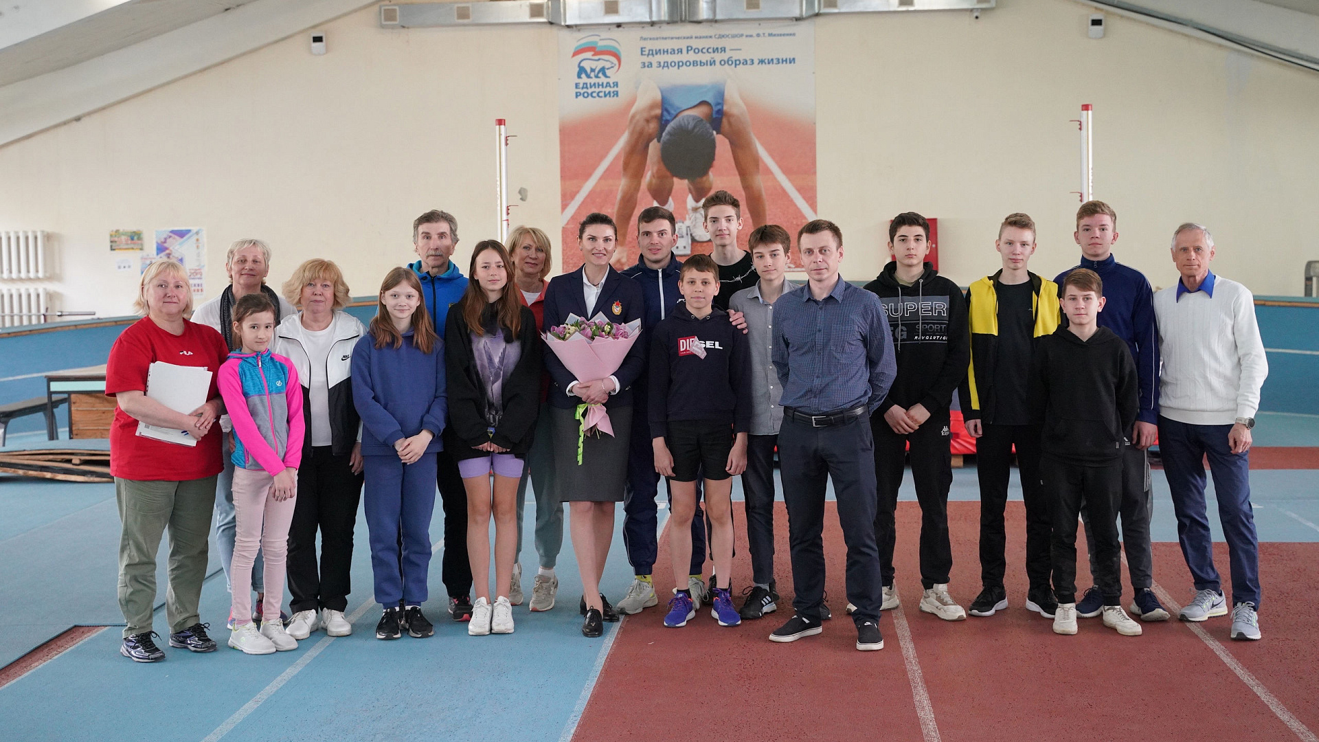 Легендарная армейская спортсменка посетила смоленскую спортшколу