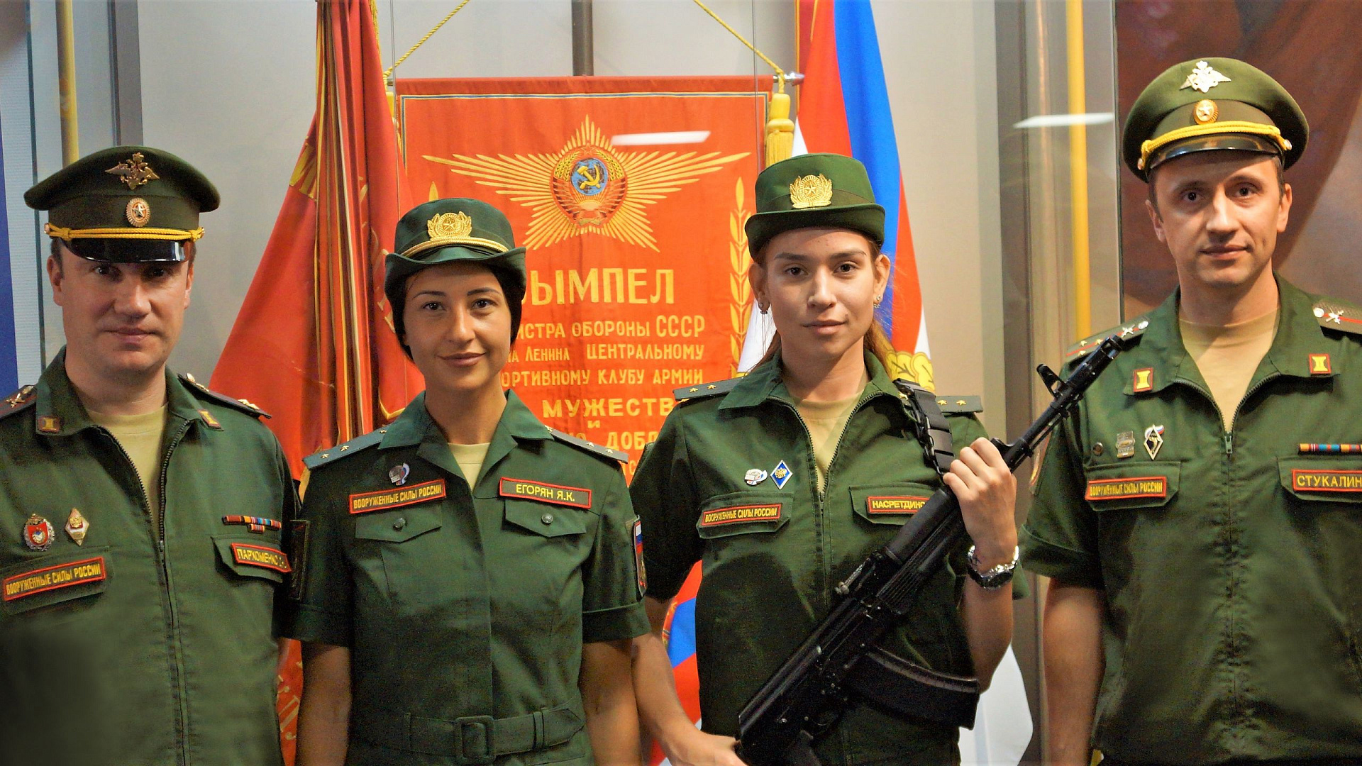 Двукратная олимпийская чемпионка по фехтованию Яна Егорян и чемпионка мира по плаванию Розалия Насретдинова приняли военную присягу