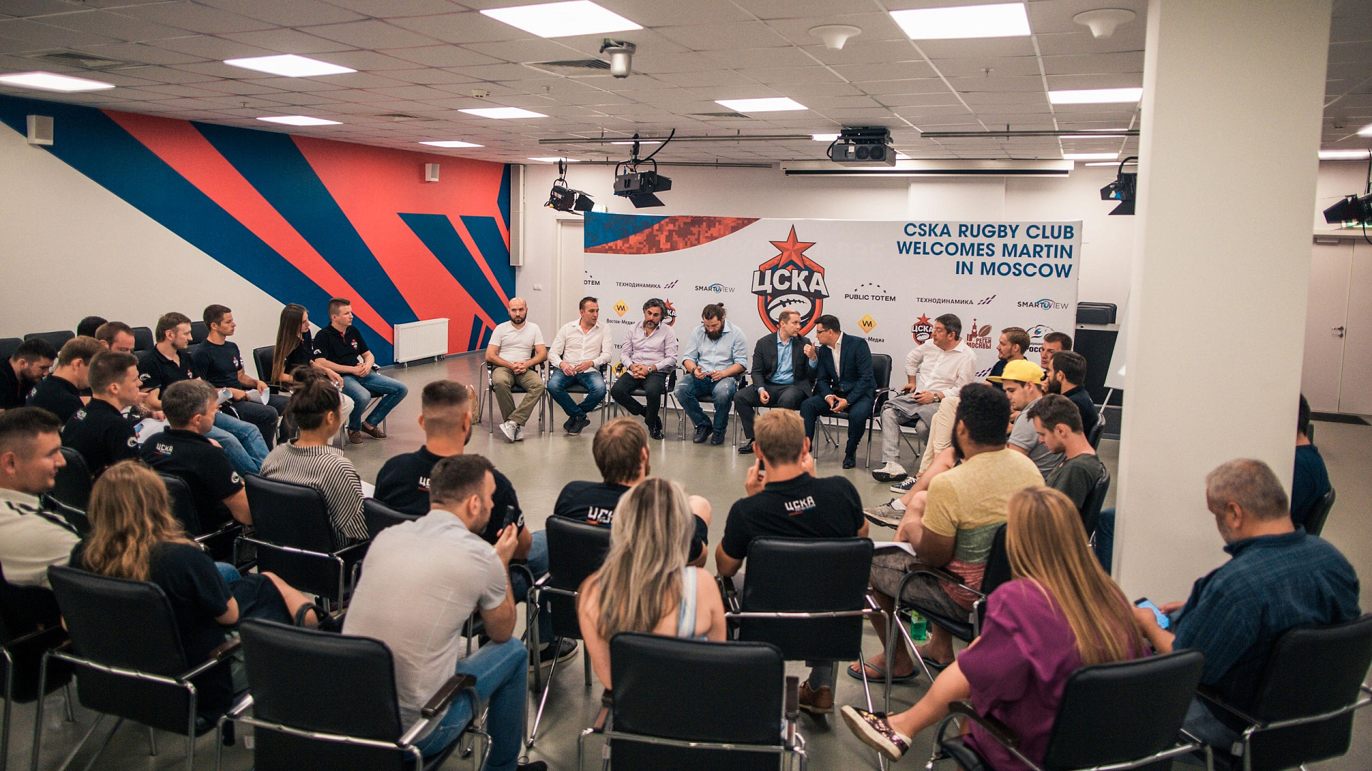 РК ЦСКА провел публичную встречу с итальянским регбистом Мартином Кастроджованни