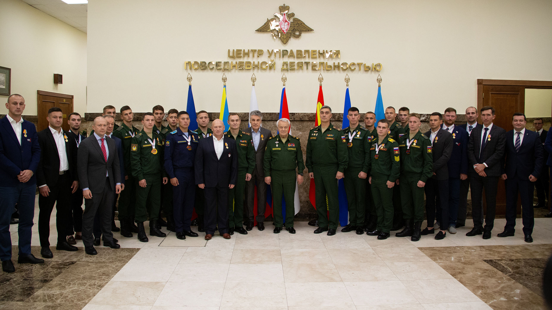 Замминистра обороны Николай Панков вручил ведомственные награды сборной команде ВС РФ по регби-7