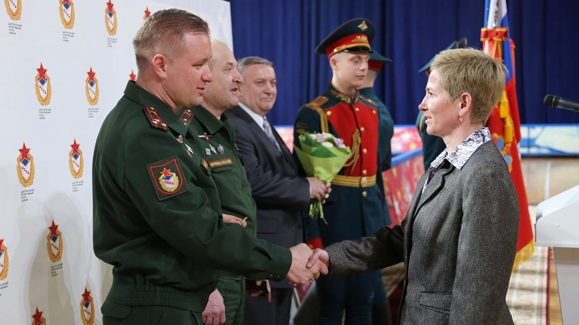 Полковник Михаил Барышев поздравил сотрудников Клуба с наступающим днем рождения ЦСКА