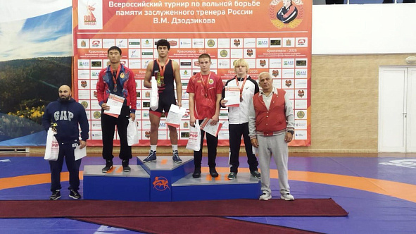 Борцы спортивной школы «ЦСКА-Тыва» завоевали две серебряные медали всероссийских соревнований