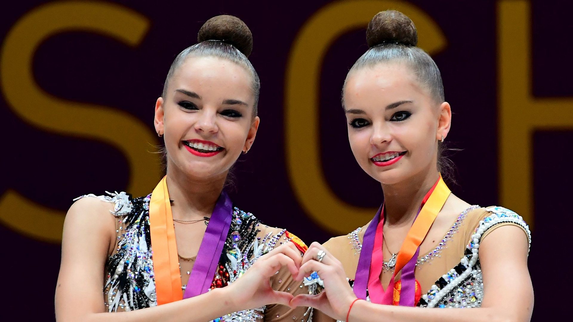 Спортсменки ЦСКА Дина и Арина Аверины выиграли «золото» и «серебро» клубного чемпионата мира по художественной гимнастике